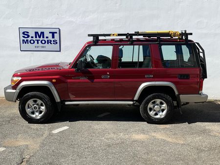 2012-Toyota-Land-Cruiser-76-42-D-60th-Edition-Station-Wagon_1
