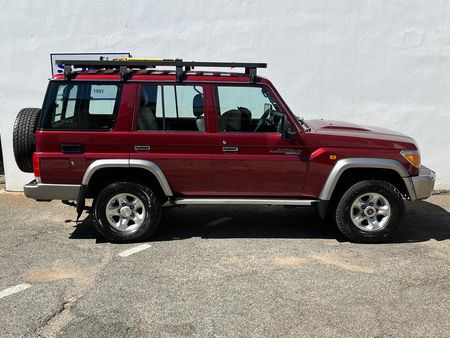 2012-Toyota-Land-Cruiser-76-42-D-60th-Edition-Station-Wagon_2
