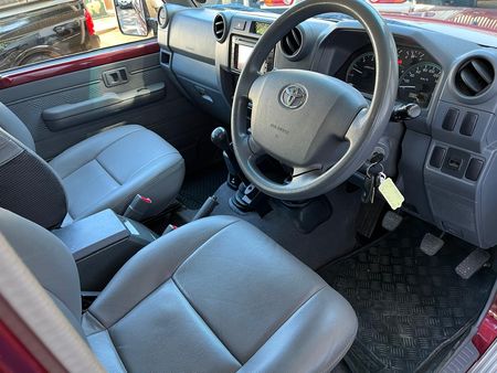 2012-Toyota-Land-Cruiser-76-42-D-60th-Edition-Station-Wagon_3
