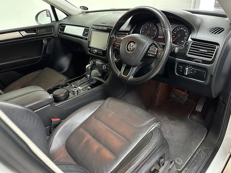 2012-Volkswagen-Touareg-30-V6-TDI-Auto-Bluemotion-180kW_9