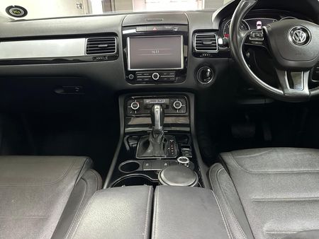 2012-Volkswagen-Touareg-30-V6-TDI-Auto-Bluemotion-180kW_11