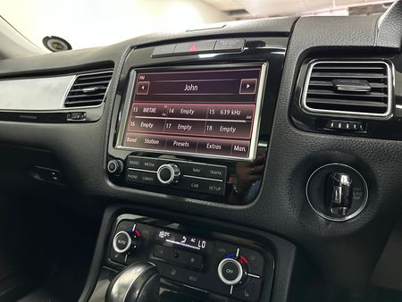 2012-Volkswagen-Touareg-30-V6-TDI-Auto-Bluemotion-180kW_13