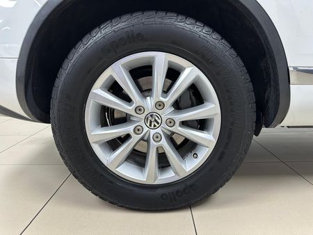 2012-Volkswagen-Touareg-30-V6-TDI-Auto-Bluemotion-180kW_16