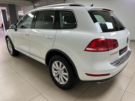 2012-Volkswagen-Touareg-30-V6-TDI-Auto-Bluemotion-180kW_4