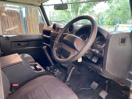 2009-Land-Rover-Defender-90-Puma-Station-Wagon_9