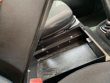 2009-Land-Rover-Defender-90-Puma-Station-Wagon_11