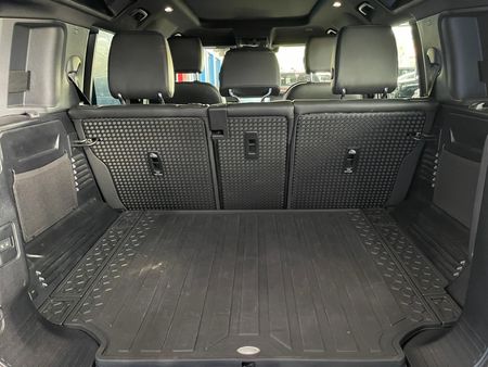 2024-Land-Rover-Defender-110-D250-SE_9