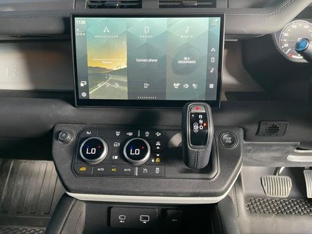 2024-Land-Rover-Defender-110-D250-SE_5