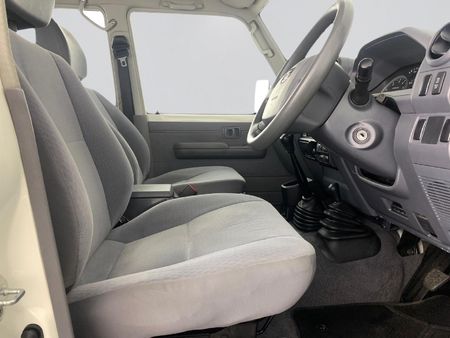 2020-Toyota-Land-Cruiser-76-45-D-V8-Station-Wagon_11