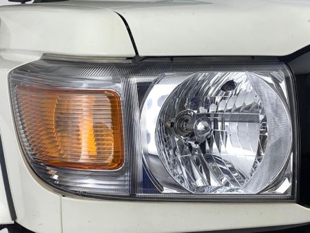 2020-Toyota-Land-Cruiser-76-45-D-V8-Station-Wagon_3