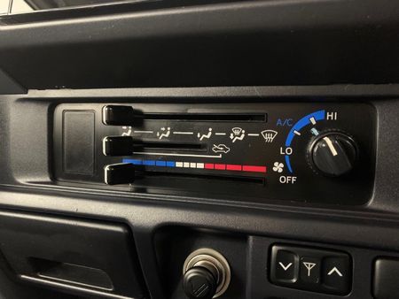 2020-Toyota-Land-Cruiser-76-45-D-V8-Station-Wagon_7