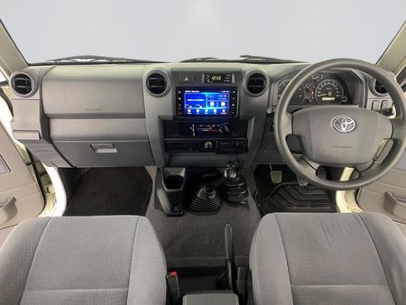 2020-Toyota-Land-Cruiser-76-45-D-V8-Station-Wagon_8