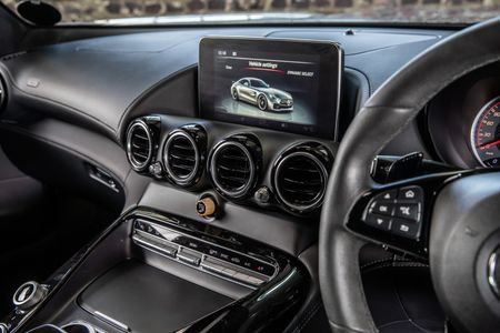 2019-Mercedes-AMG-GT-R_9