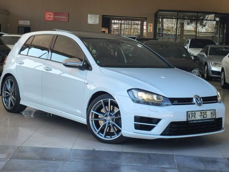 2015-Volkswagen-Golf-VII-20-TSI-R-Auto_0