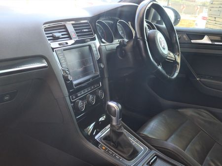 2015-Volkswagen-Golf-VII-20-TSI-R-Auto_9
