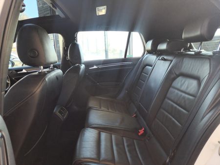 2015-Volkswagen-Golf-VII-20-TSI-R-Auto_12