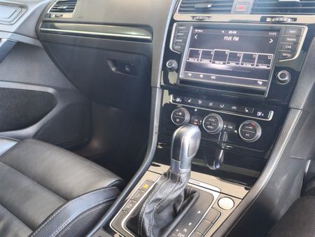 2015-Volkswagen-Golf-VII-20-TSI-R-Auto_14