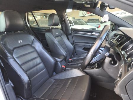 2015-Volkswagen-Golf-VII-20-TSI-R-Auto_15