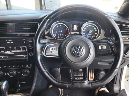 2015-Volkswagen-Golf-VII-20-TSI-R-Auto_16