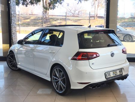 2015-Volkswagen-Golf-VII-20-TSI-R-Auto_1