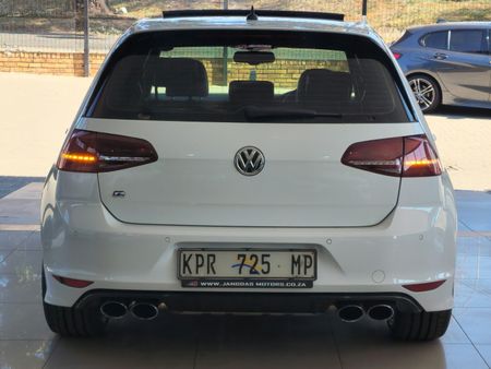 2015-Volkswagen-Golf-VII-20-TSI-R-Auto_3