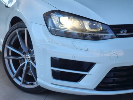 2015-Volkswagen-Golf-VII-20-TSI-R-Auto_4