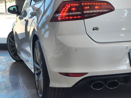 2015-Volkswagen-Golf-VII-20-TSI-R-Auto_5