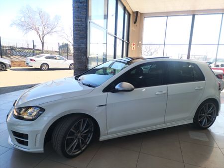 2015-Volkswagen-Golf-VII-20-TSI-R-Auto_6