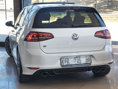 2015-Volkswagen-Golf-VII-20-TSI-R-Auto_8
