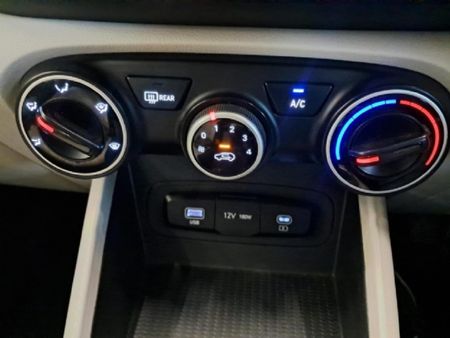 2023-Hyundai-Venue-12-Motion_24