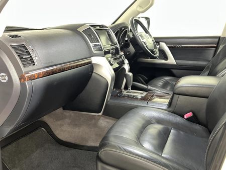 2015-Toyota-Land-Cruiser-200-45-D-V8-VX-Auto_7