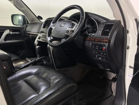 2015-Toyota-Land-Cruiser-200-45-D-V8-VX-Auto_8