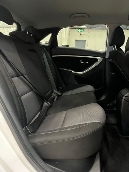 2015-Hyundai-i30-16-GLS-Premium-Auto_11