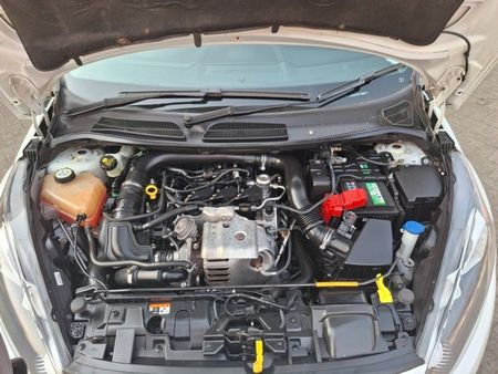 2017-Ford-Fiesta-10-EcoBoost-Trend-5-dr_10