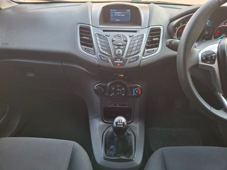 2017-Ford-Fiesta-10-EcoBoost-Trend-5-dr_8