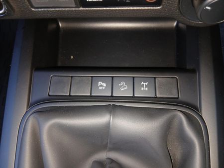 2026-Isuzu-D-Max-30-DDI-LS-4x4-Double-Cab_11