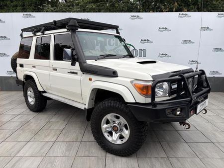 2014-Toyota-Land-Cruiser-76-45-D-V8-Station-Wagon_0