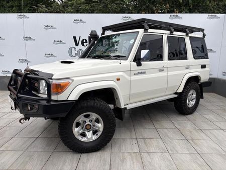 2014-Toyota-Land-Cruiser-76-45-D-V8-Station-Wagon_1