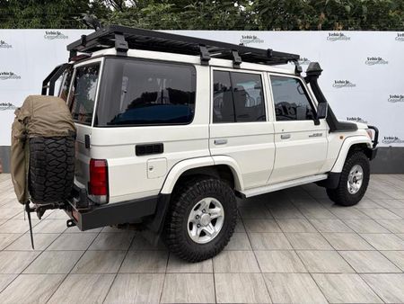2014-Toyota-Land-Cruiser-76-45-D-V8-Station-Wagon_4