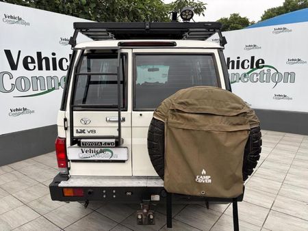 2014-Toyota-Land-Cruiser-76-45-D-V8-Station-Wagon_5