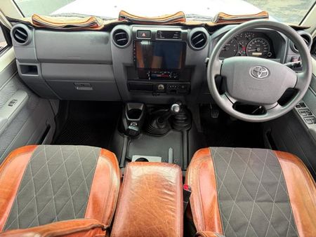 2014-Toyota-Land-Cruiser-76-45-D-V8-Station-Wagon_6