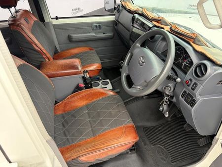 2014-Toyota-Land-Cruiser-76-45-D-V8-Station-Wagon_7
