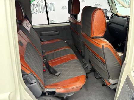 2014-Toyota-Land-Cruiser-76-45-D-V8-Station-Wagon_8