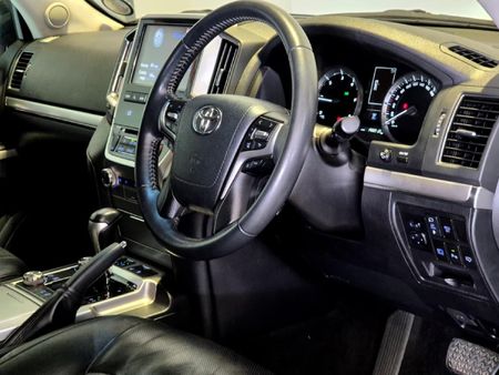2019-Toyota-Land-Cruiser-200-45-D-V8-VX-R-Auto_17