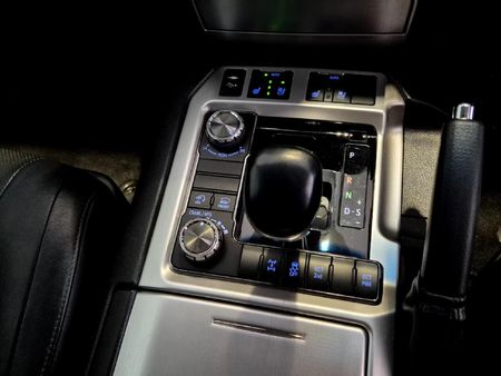 2019-Toyota-Land-Cruiser-200-45-D-V8-VX-R-Auto_19