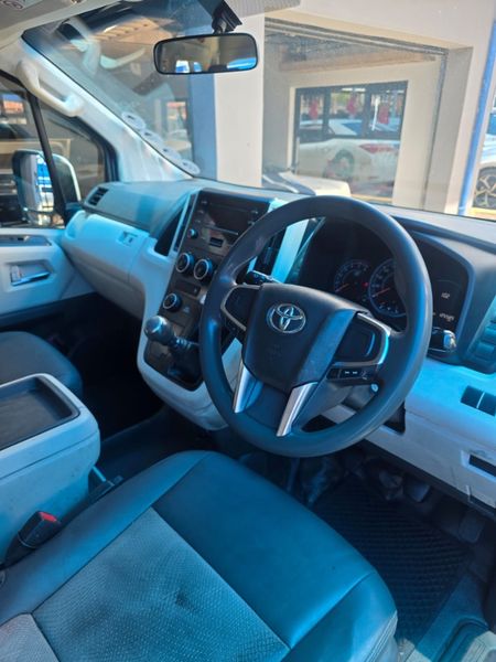 2020-Toyota-Quantum-28-GL-14-Seat_3