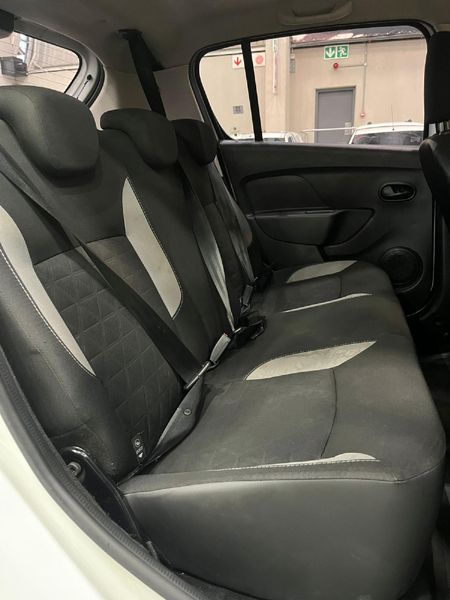 2017-Renault-Sandero-900T-Stepway_11