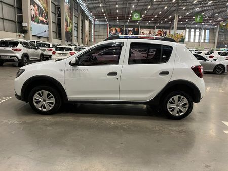 2017-Renault-Sandero-900T-Stepway_5