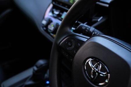 2026-Toyota-Corolla-Cross-18-XI_24