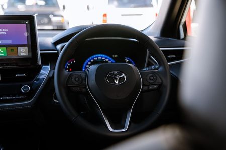2026-Toyota-Corolla-Cross-18-XS_17